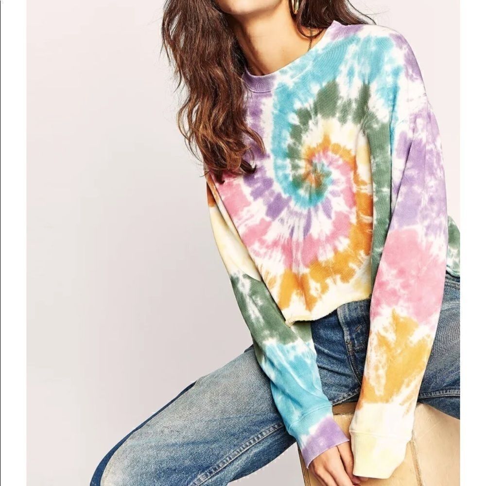 DAYDREAMER TIE DYE CROP SWEATSHIRT